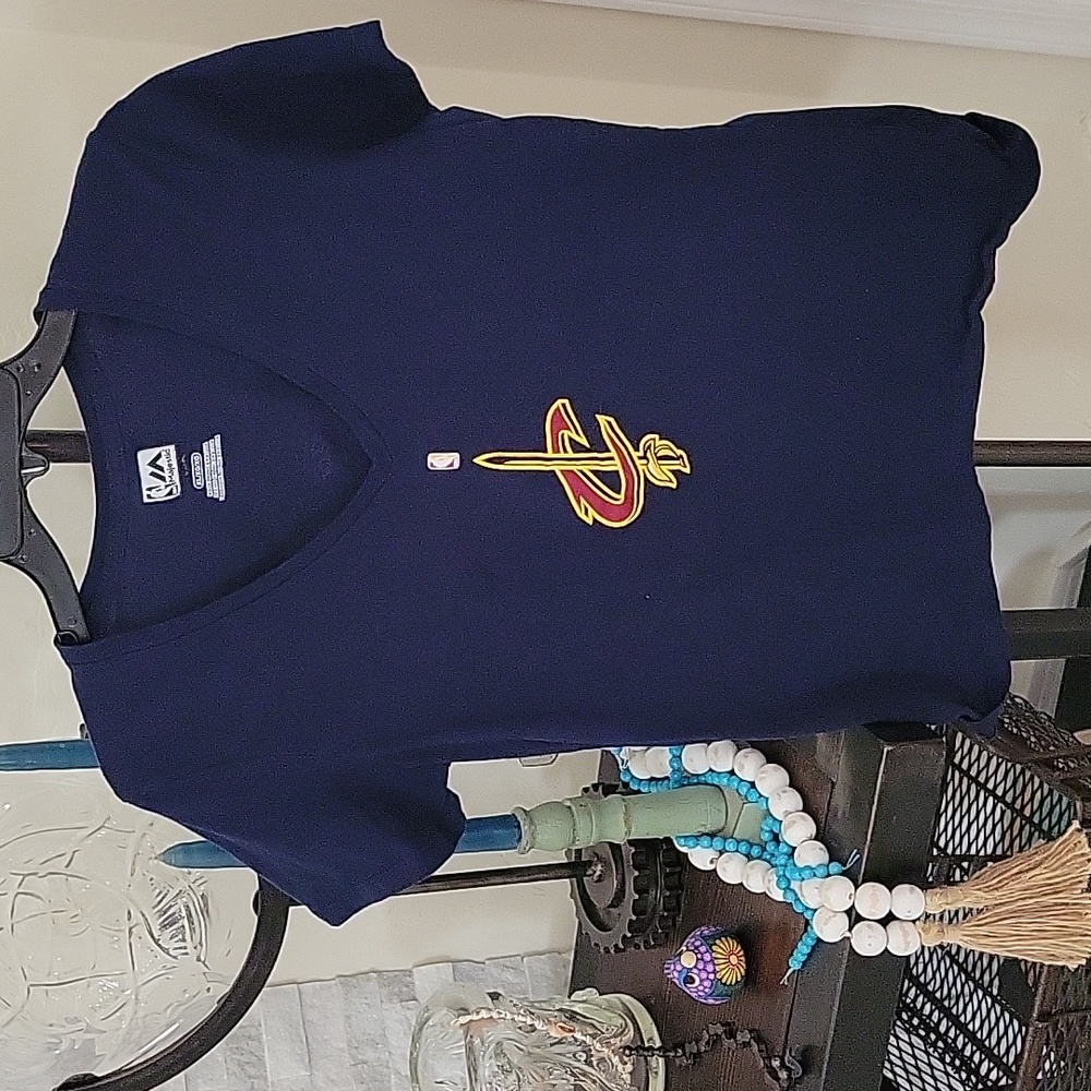 Majestic NBA Women's V-neck Cleveland Cavalier's LeBron James #23 T-shirt XL